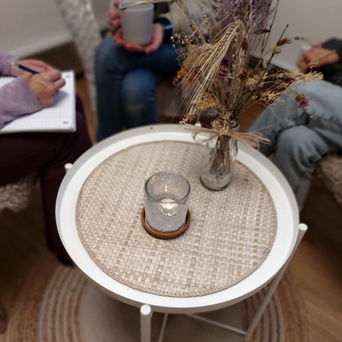 Eltern sitzen zu einem Gespräch zusammen