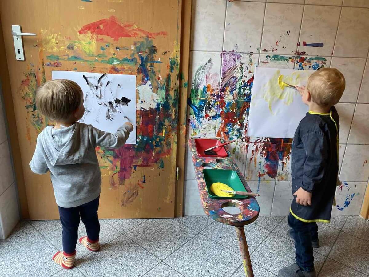 Kinder bemalen Wand mit Farbe