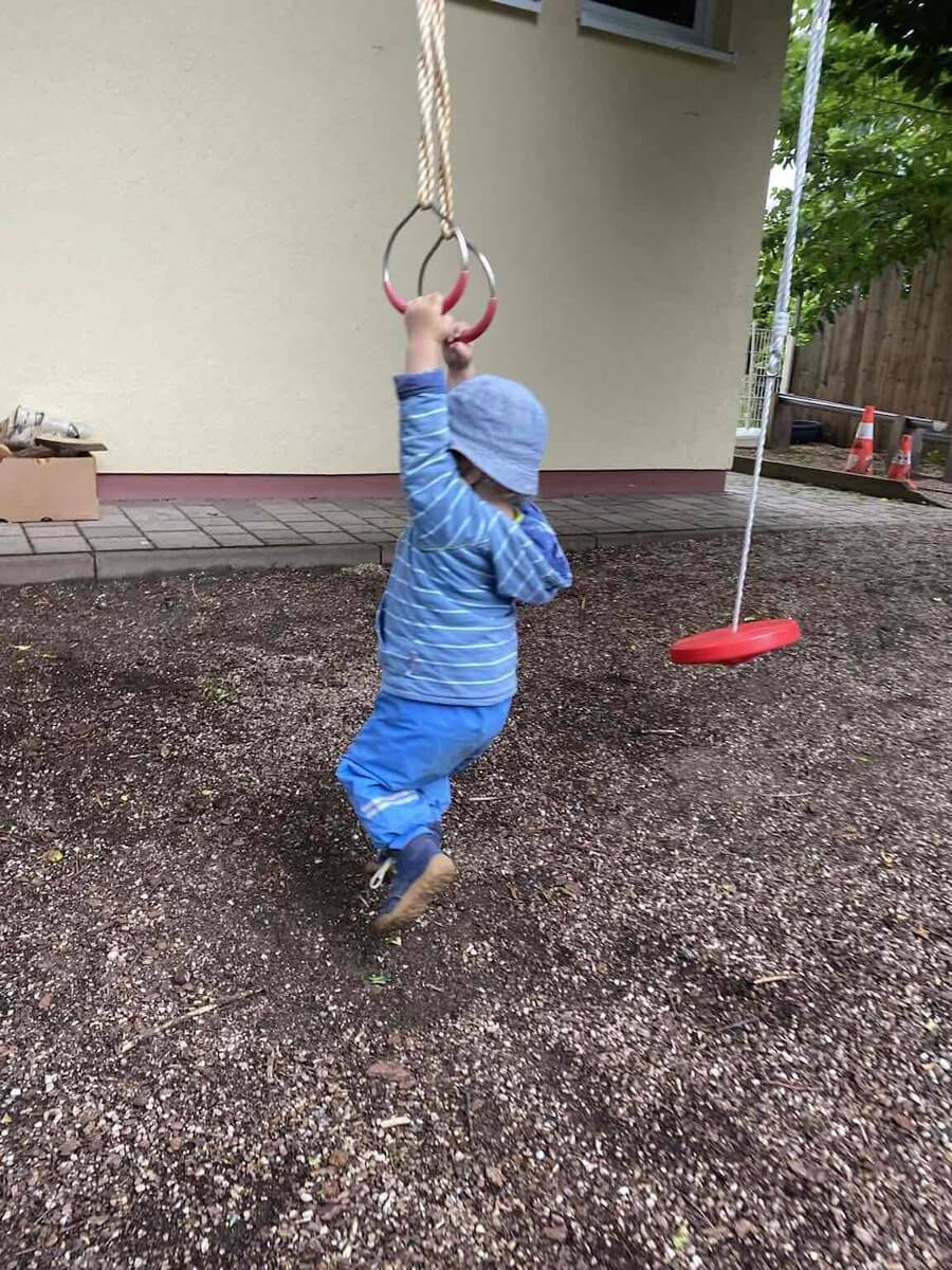 Kind spielt an Turngerät