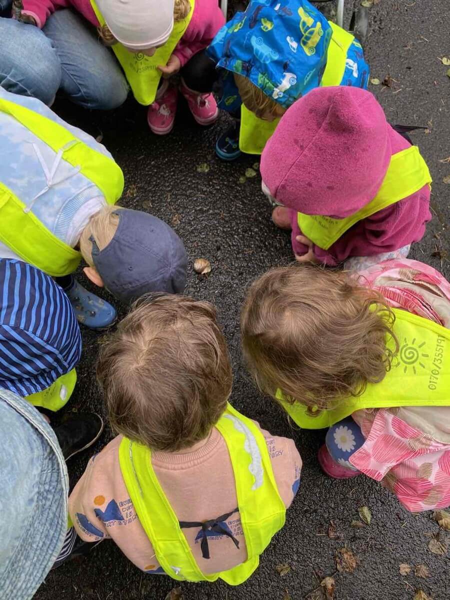 Kinderkrippenkinder in der Natur