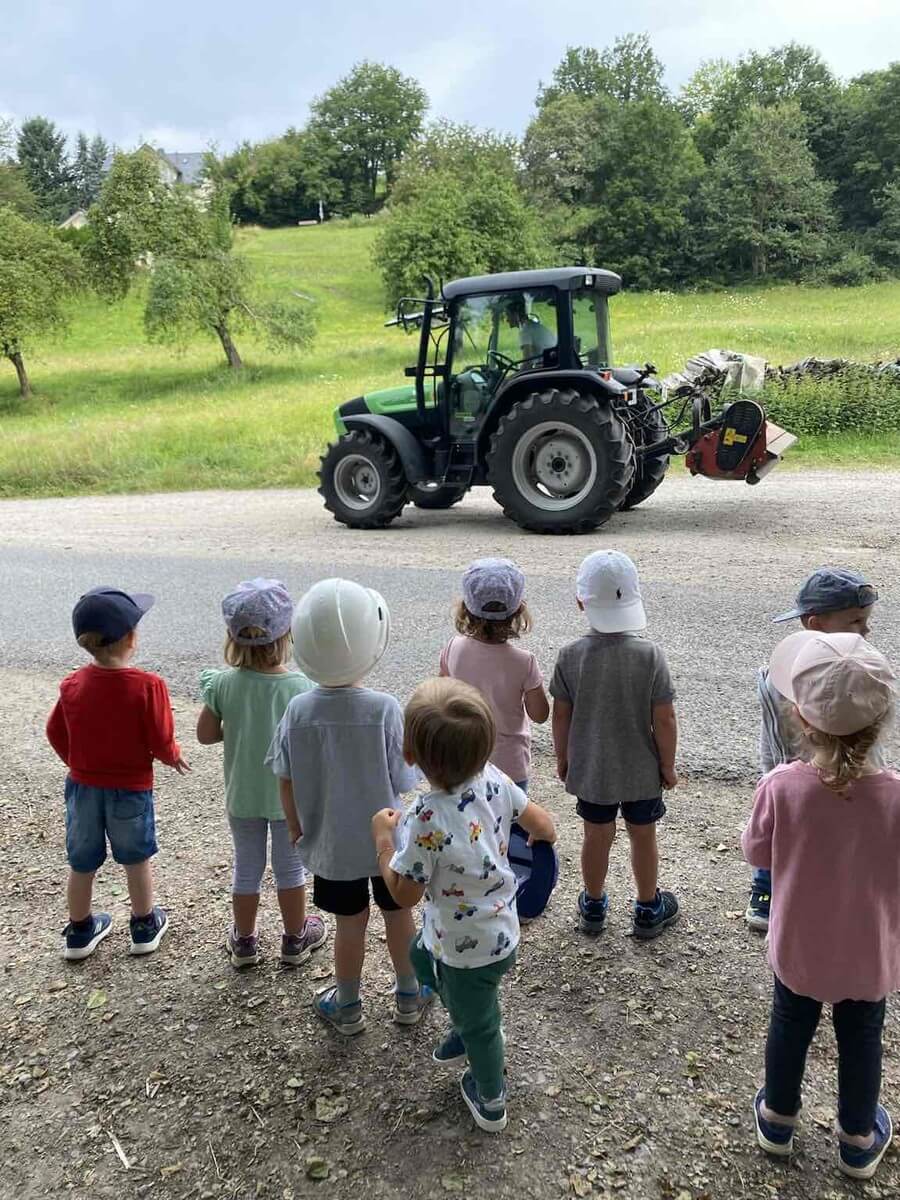 Kinder schauen Traktor hinterher