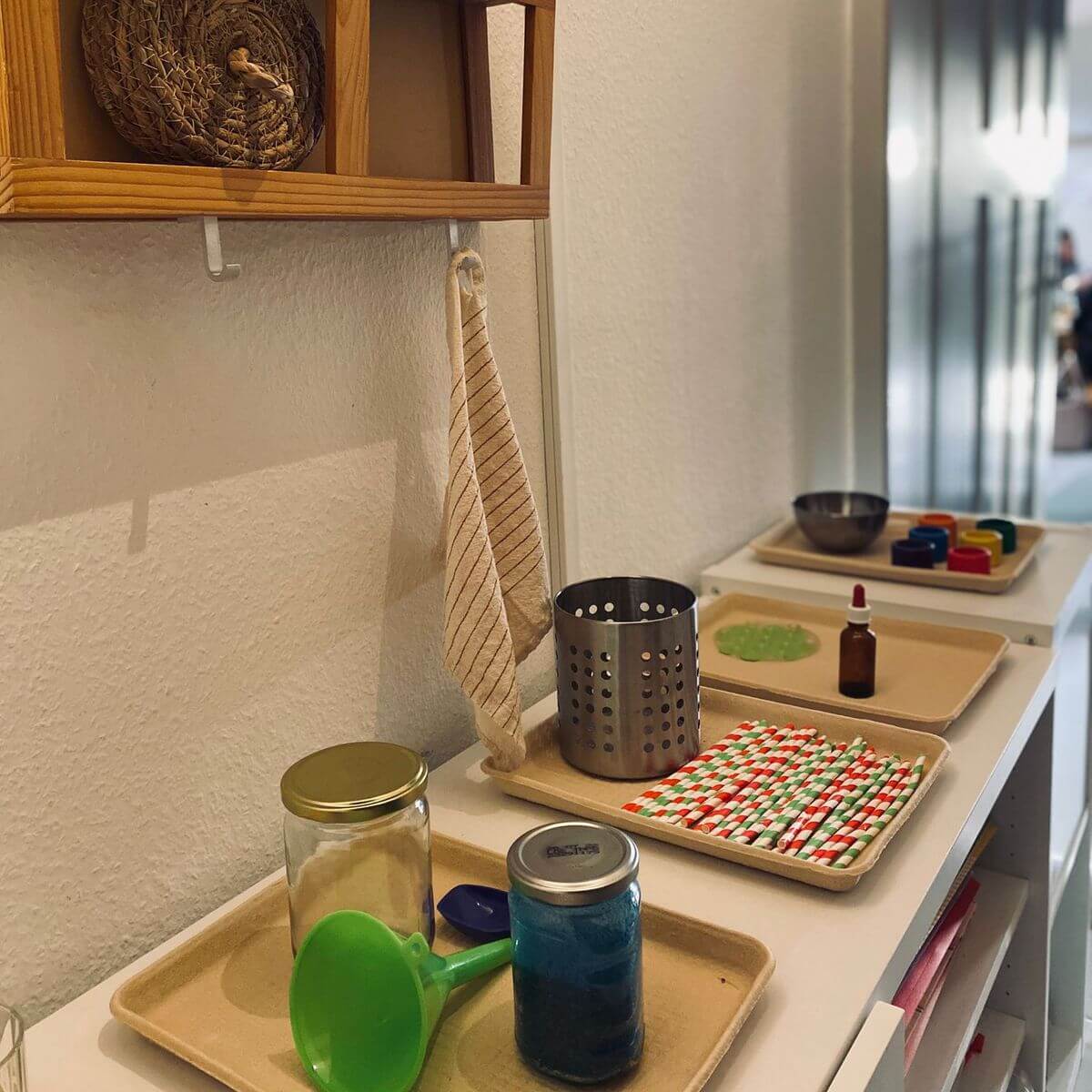 Kinderküche mit natürlichen Materialien