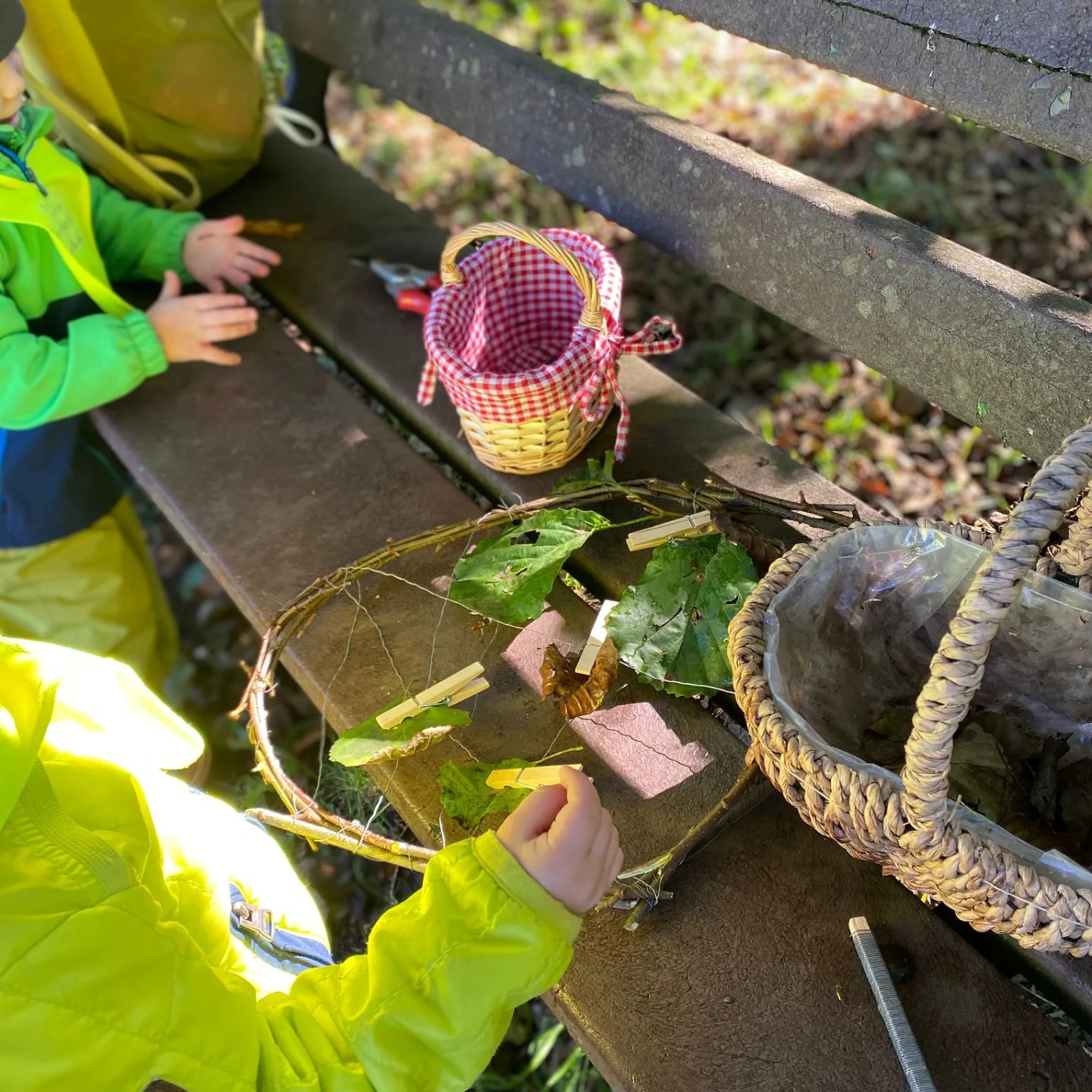 Kinder lernen und entdecken in der Natur